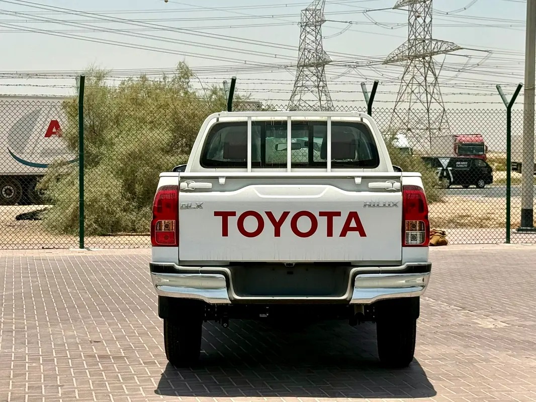 Toyota Hilux Double Cab DLX 2017 thumbnail 3