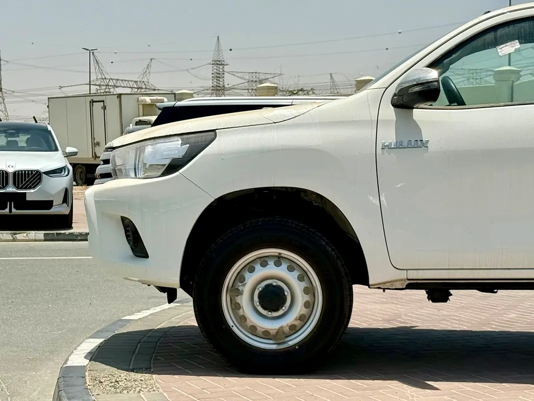 Toyota Hilux Double Cab DLX 2017 thumbnail 4