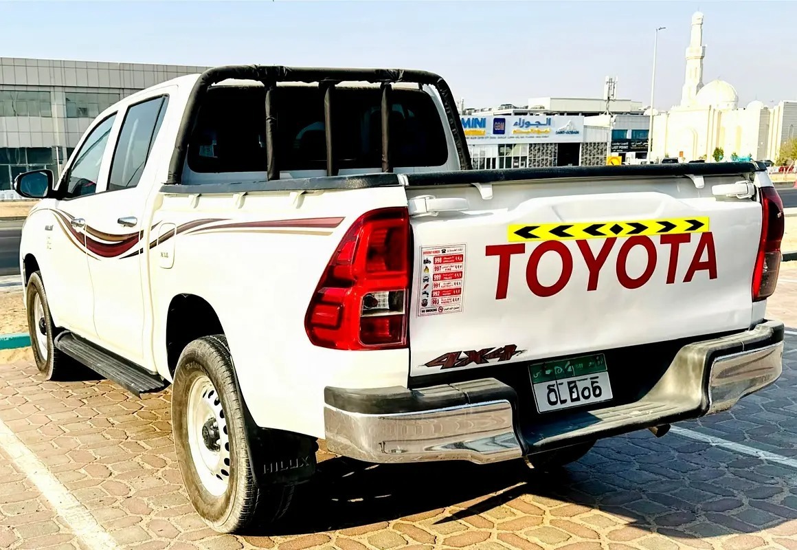 Toyota Hilux Double Cab Diesel 4*4 Manual Pickup DLX thumbnail 8