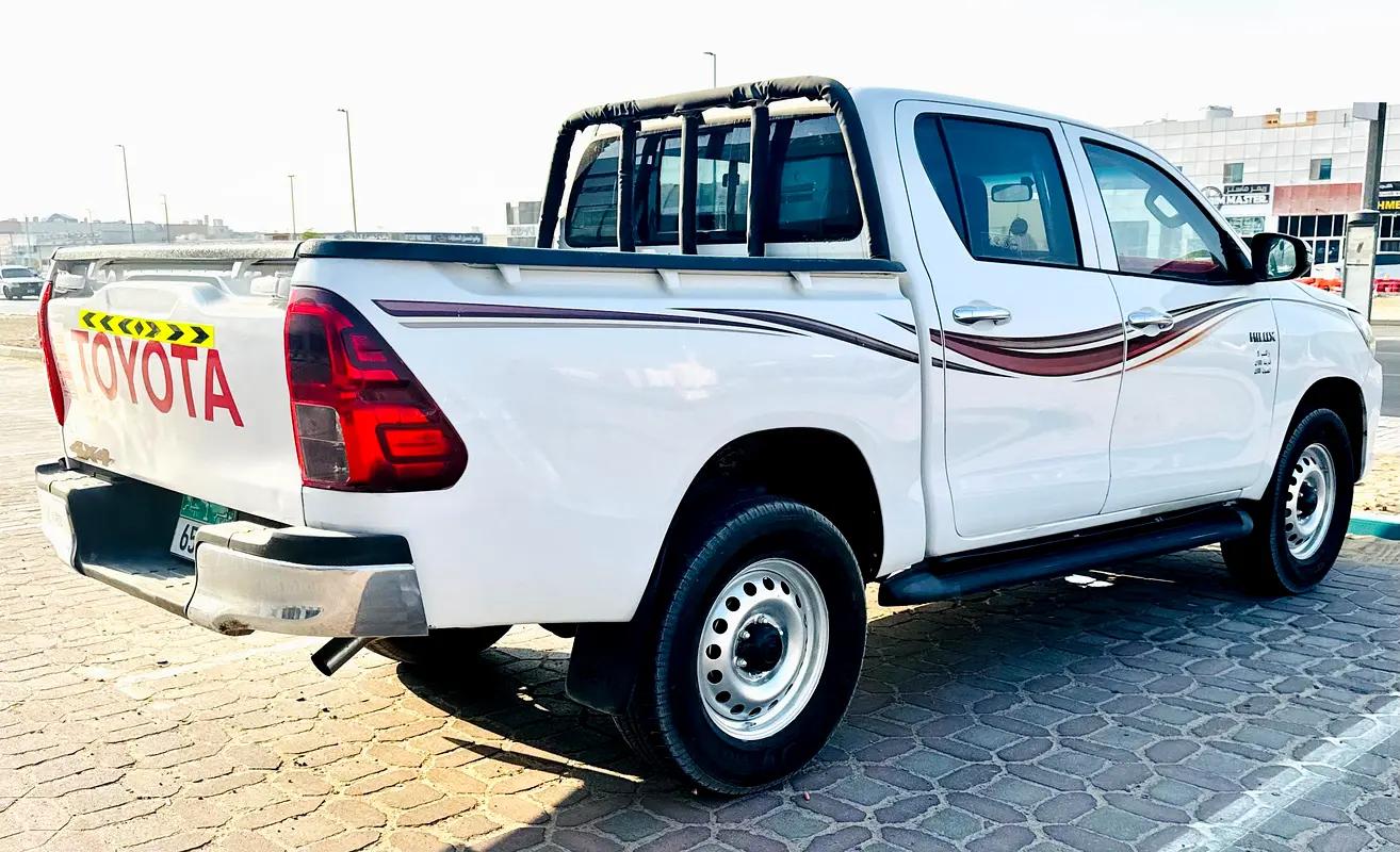 Toyota Hilux Double Cab Diesel 4*4 Manual Pickup DLX thumbnail 16