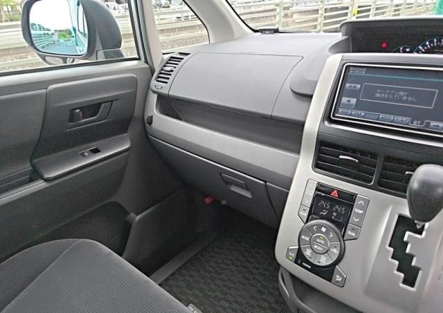 2009 TOYOTA NOAH DBA-ZRR70G 2WD thumbnail 19